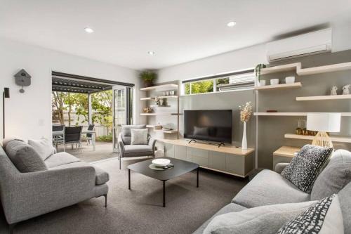 Linwood Apartment | Convenient Urban Townhouse 2 carparks available