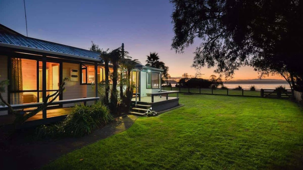 Holdens Bay House | Cooper's Lakeside - Lakefront, Kayaks, Sleeps 5