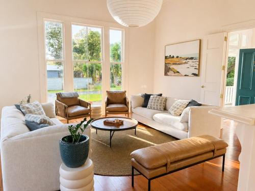 Coromandel House | Coro Lodge - Sleeps 18 - 7BR - 5 ensuites