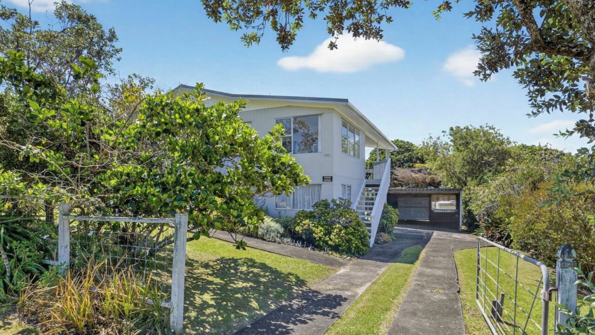 Leigh House | Cosy Beach house with Sea Views- walking distance to the shops and beach!