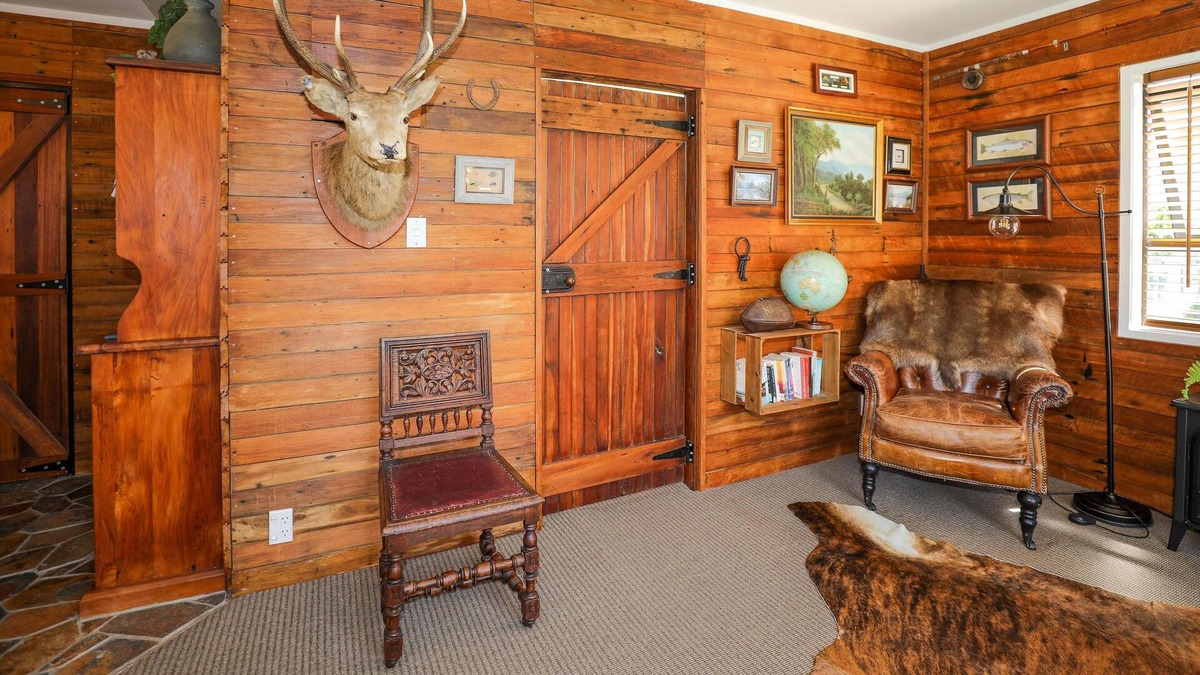 Rotorua Cottage | Cosy Central Cottage - Hunting Lodge Style Unit | Central Location
