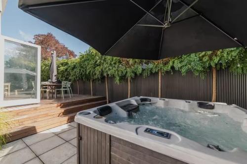 Somerfield House | Cosy House with Garden and Hot Tub - Pet Friendly