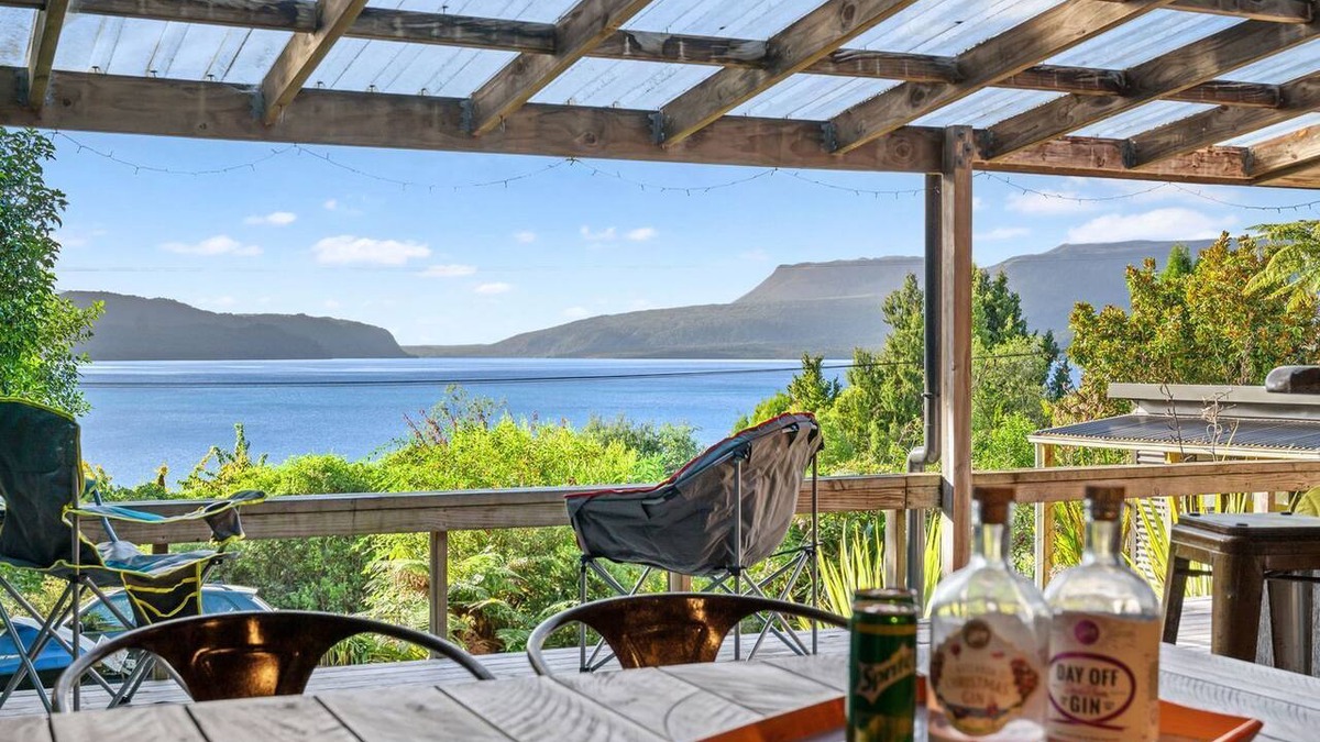 Lake Tarawera House | Cosy kiwi bach nestled into the native bush with amazing lake views