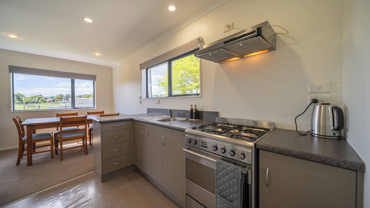 Manapouri House | Cosy Lakeside - Manapouri Holiday Home