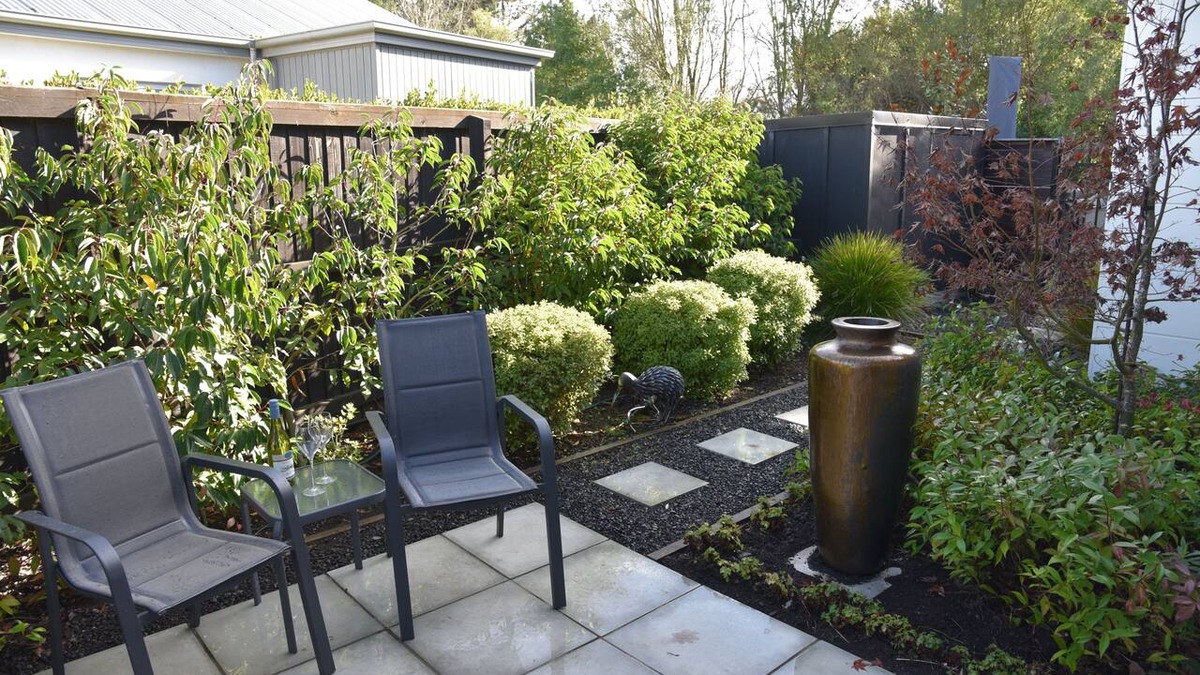 Harewood Apartment | Cosy Luxury near Airport - Continental Breakfast, Spa and Pool