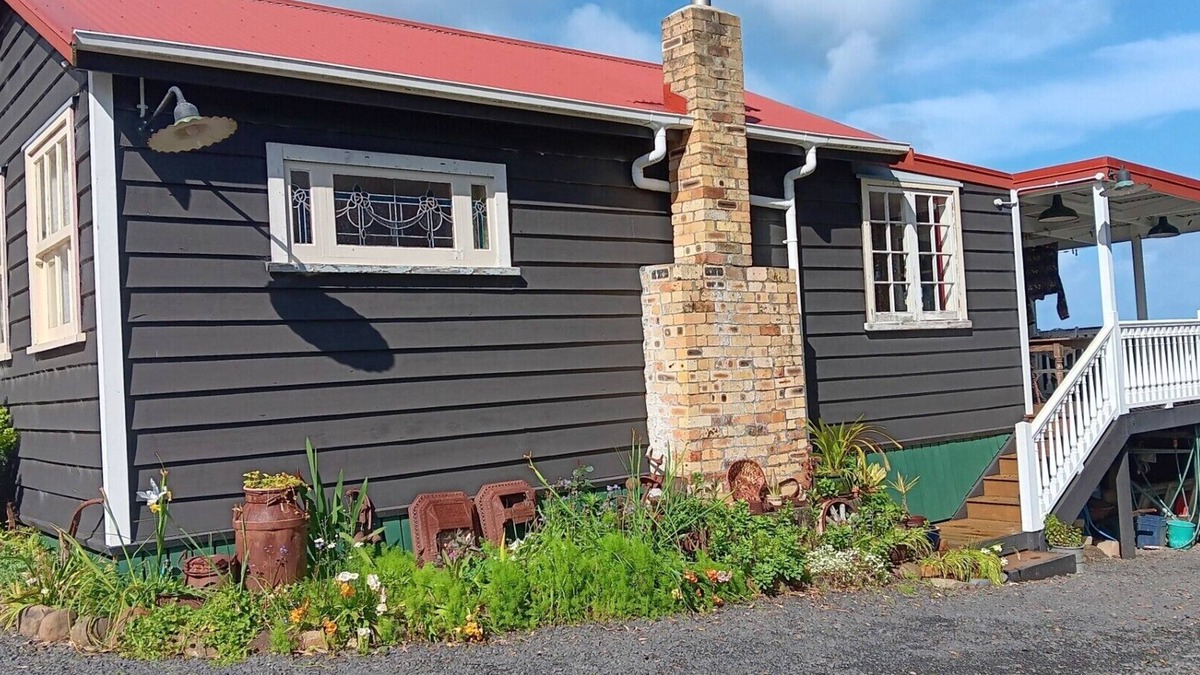 Port Waikato Cottage | Cosy retreat at Port Waikato with amazing sunsets and river views