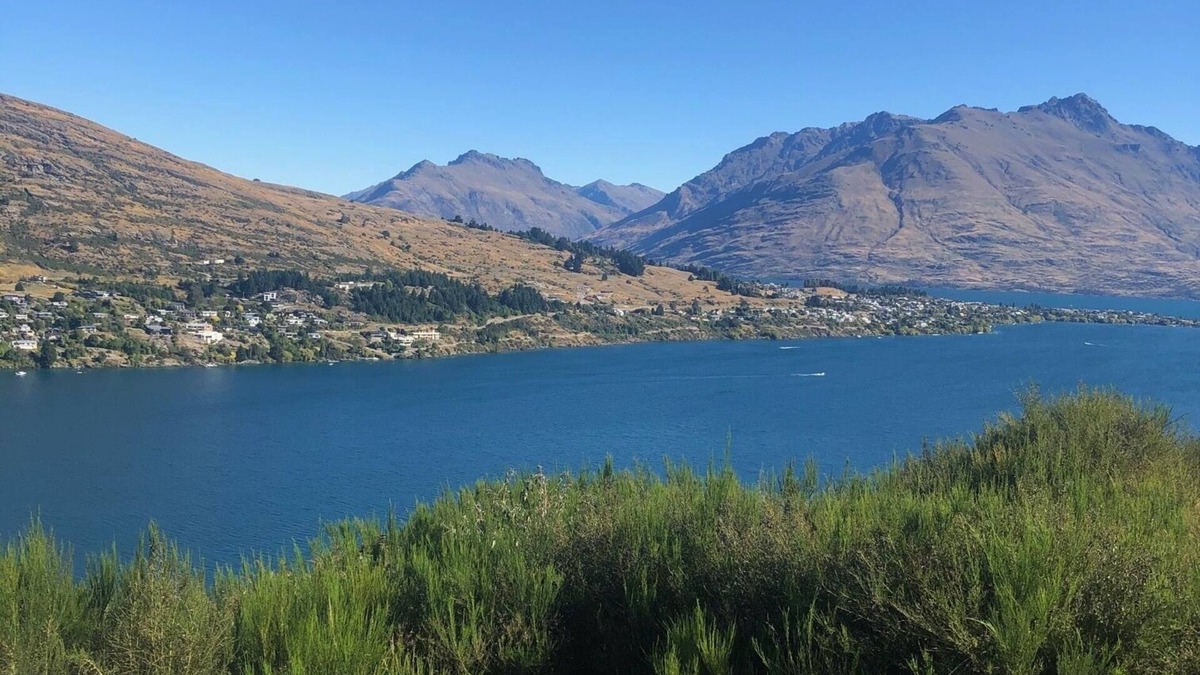 Frankton Apartment | Cosy retreat with spectacular views of Lake Wakatipu and mountain ranges