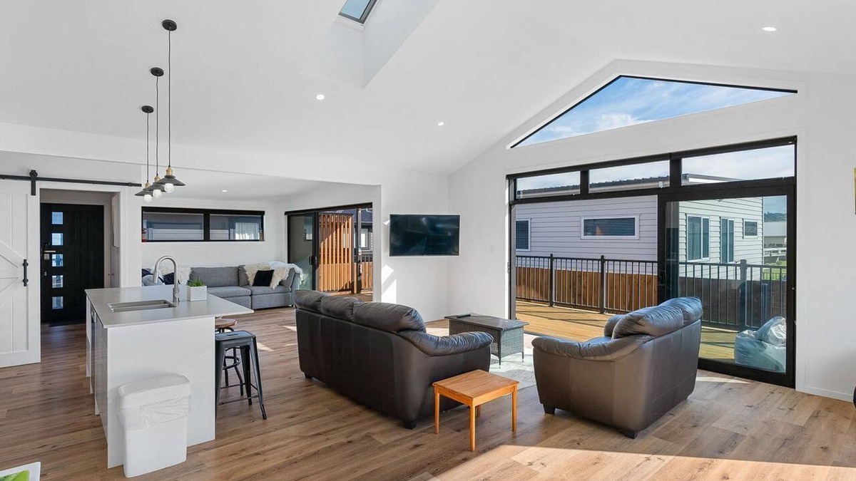 Waihi Beach House | Cosy Sun trap, Close to beach and the iconic yellow Dairy.