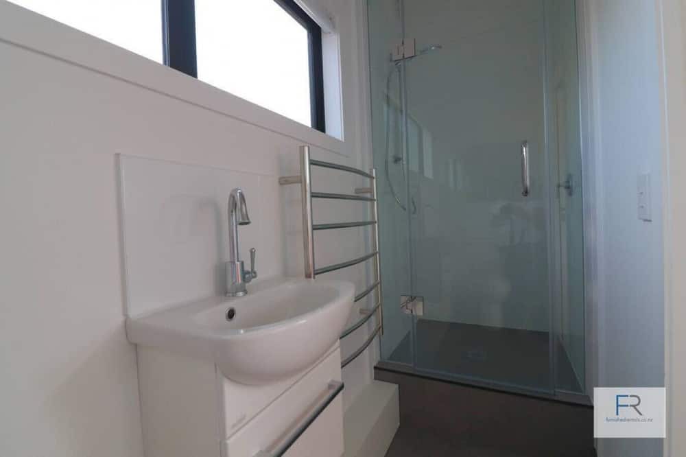 Beach Haven Apartment | Cosy Tiny Home with Ocean Views|by Furnished Rentals