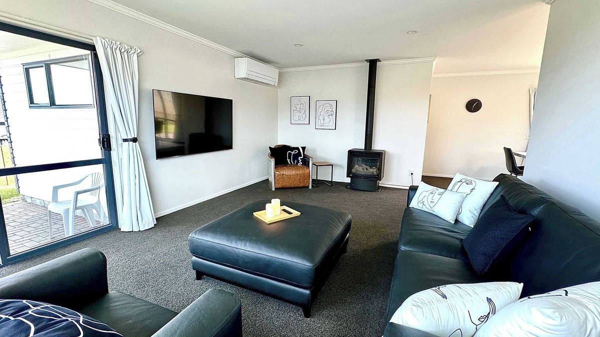 Taupo House | Cosy Winter Retreat with Ample Heating