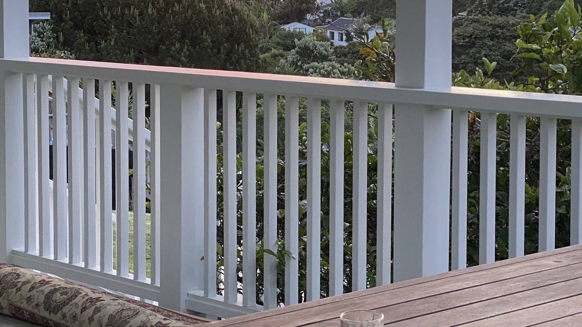 Surfdale Cottage | Cottage in Surfdale with beautiful bush views and a peak of the sea.