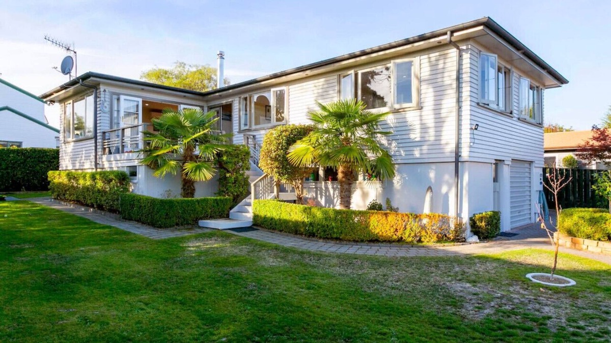 Taupo House | Cottage Lane - Central with Lake Views
