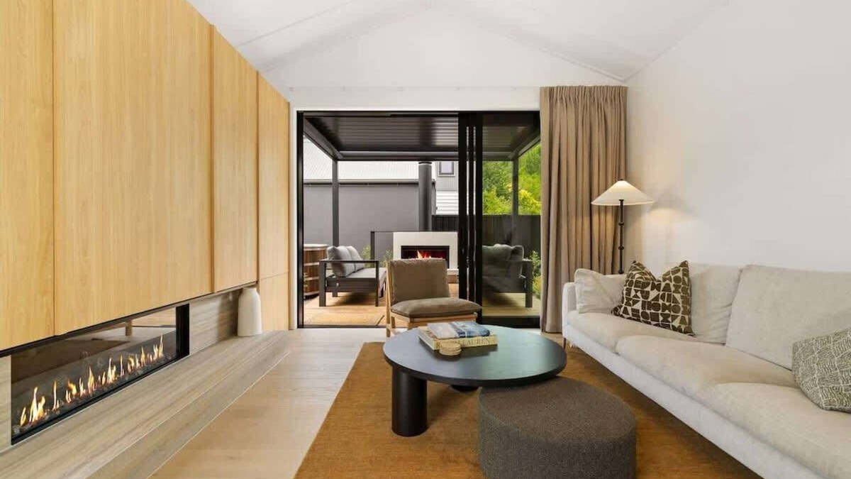 Arrowtown House | Cottonwood Villa | Outdoor spa pool, fireplace, and BBQ
