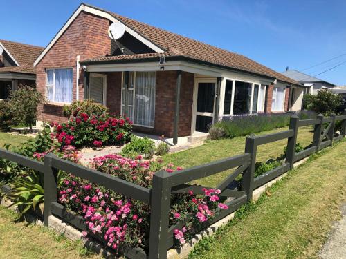 Oamaru House | Cozy 2 Bedrooms Lavender Garden House