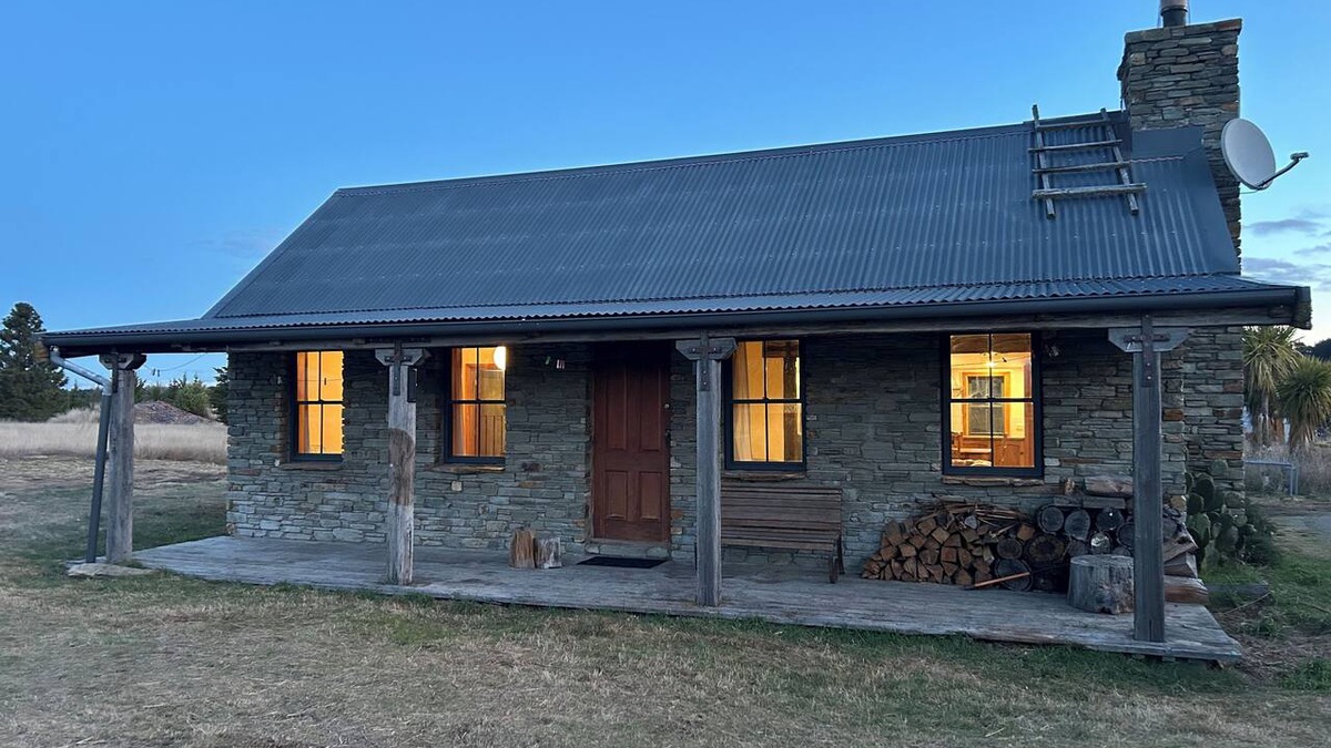 Wanaka House | Cozy Cottage Mountain Views