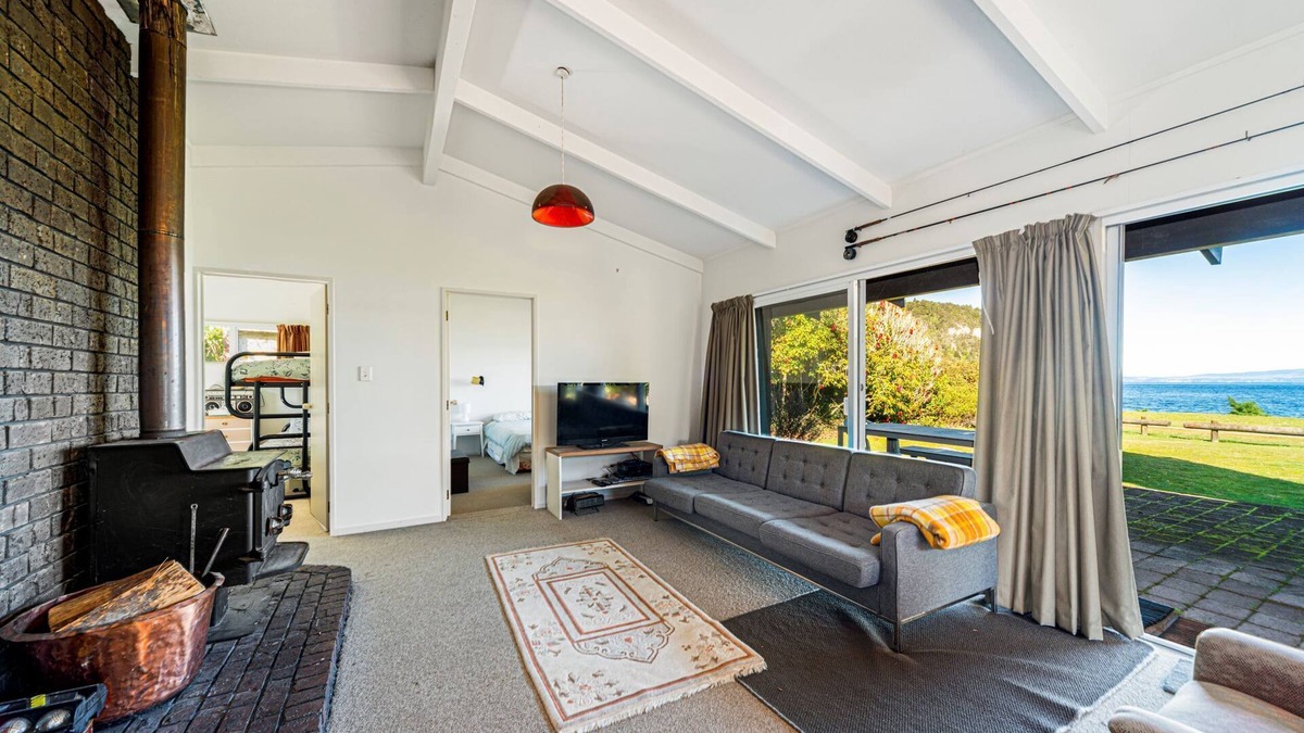 Kinloch House | Cozy crib on edge of Lake Taupo