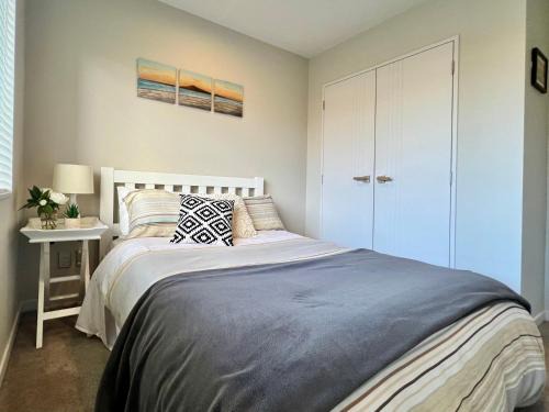 Silverdale House | Cozy Home in Central Millwater