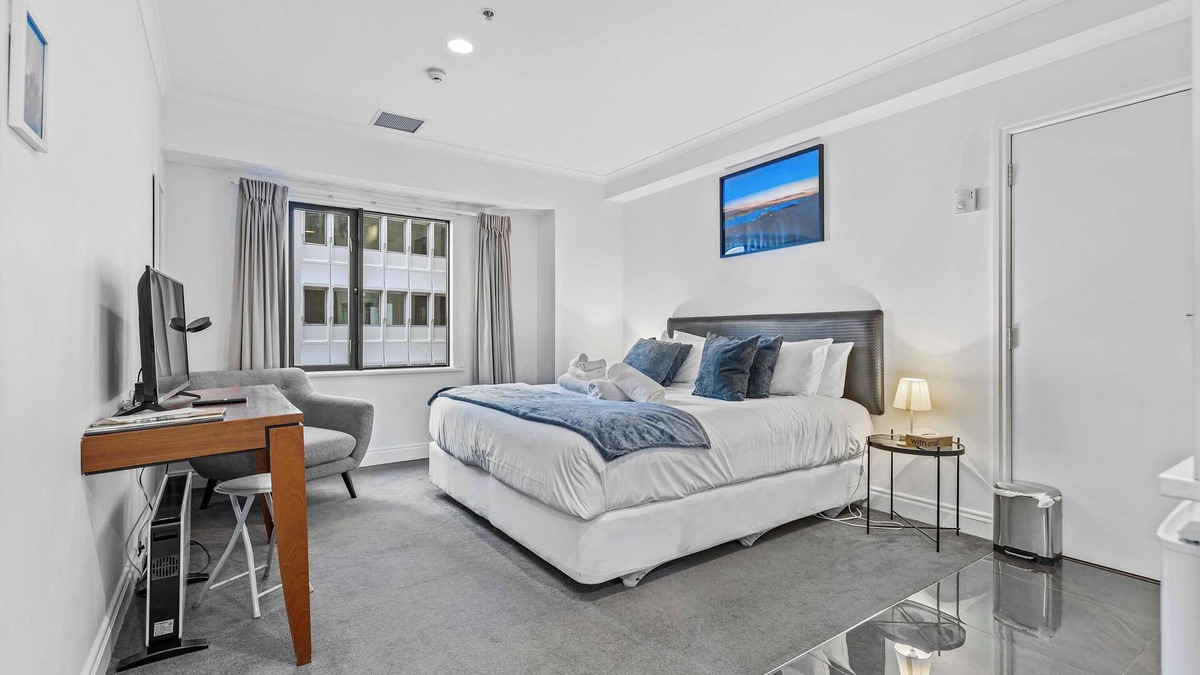 Auckland Central Business District Apartment | Cozy King Bed, Gym and Pool by Zodiak Stays