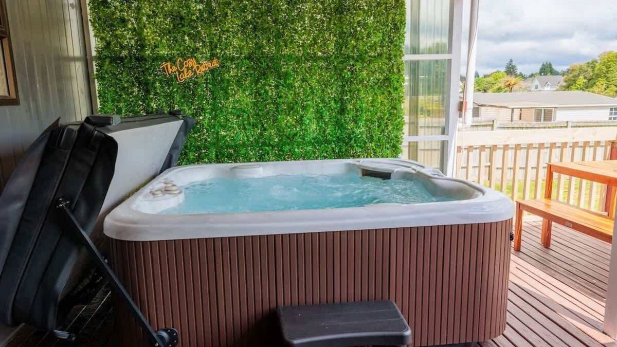 Hamurana House | Cozy Lake Retreat - Games Room, Spa, Sleeps 6