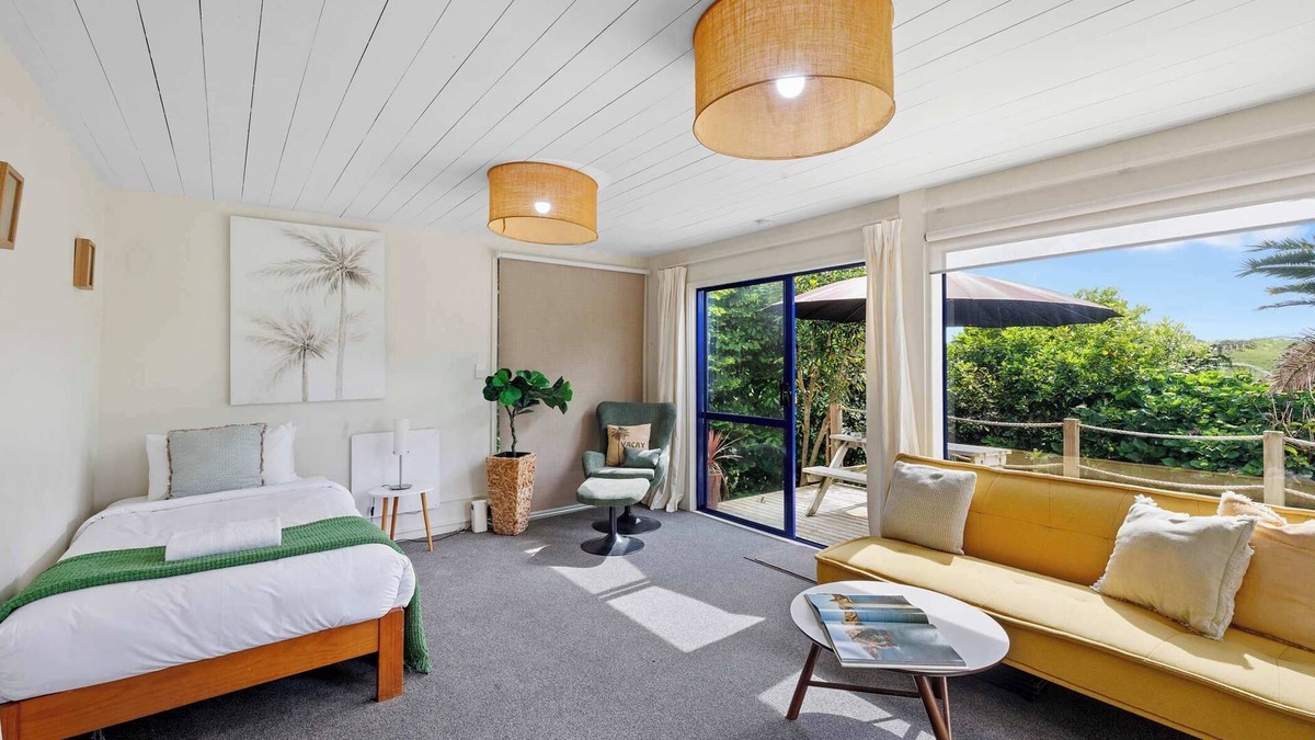 Oakura Apartment | Cozy Studio in Oakura Village