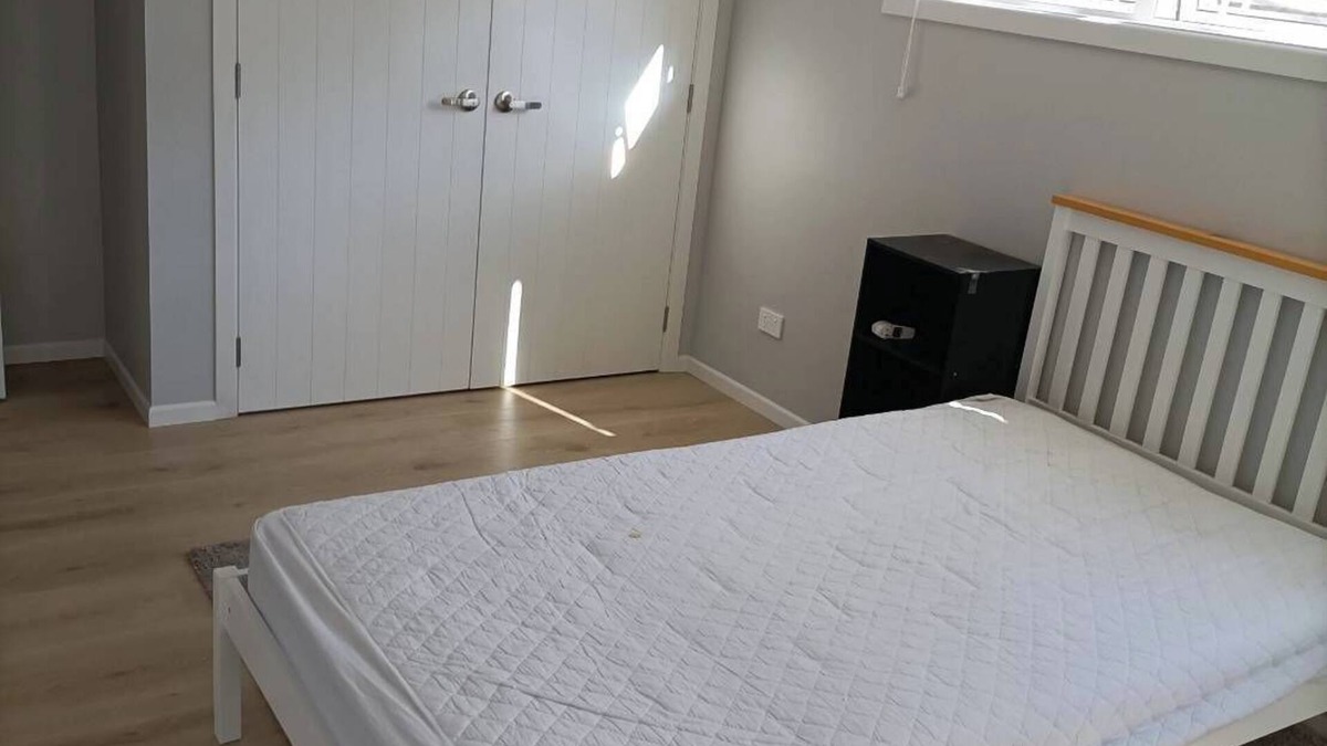 Bucklands Beach Apartment | Cozy sunny large room with bathroom & basic cooking & laundry & own entrance