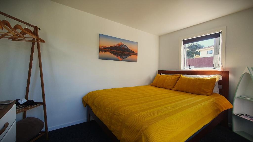 New Plymouth House | Cozy Tiny House in Garden Setting, 3 Minute Drive to Back Beach