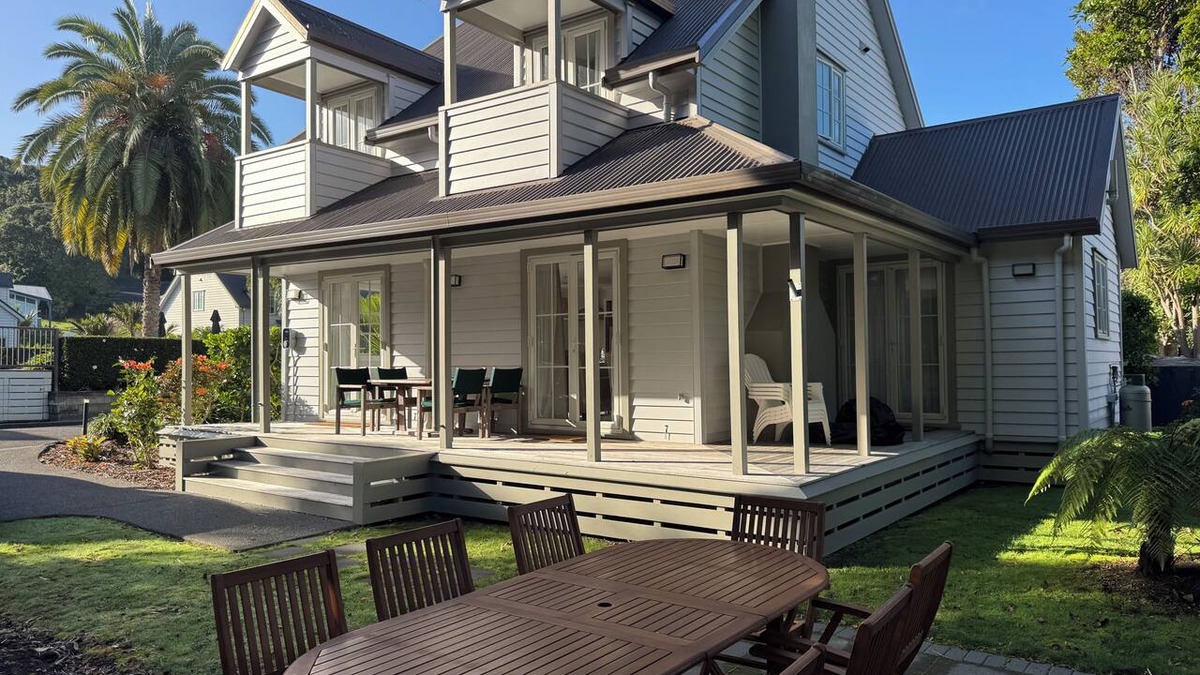 Russell Cottage | Crab Shack Cottage: 4BR in Russell with Pool & Spa, 300m to Waterfront