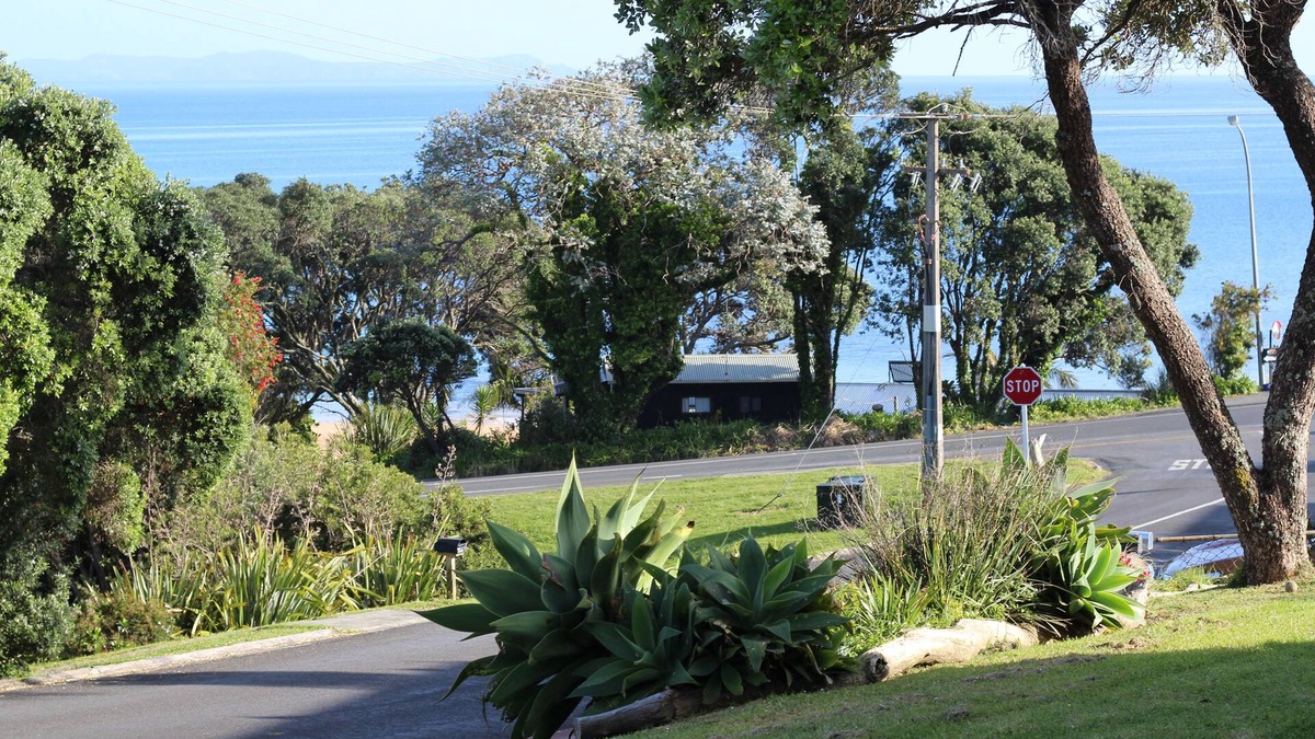 Cable Bay House | Cute 1 Brm unit, walk to the beach, With great Sea Views.
