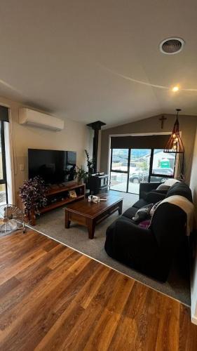 Kawarau Falls House | Cute Abode on Shepherd Road - Pet Friendly 3 Bedroom House