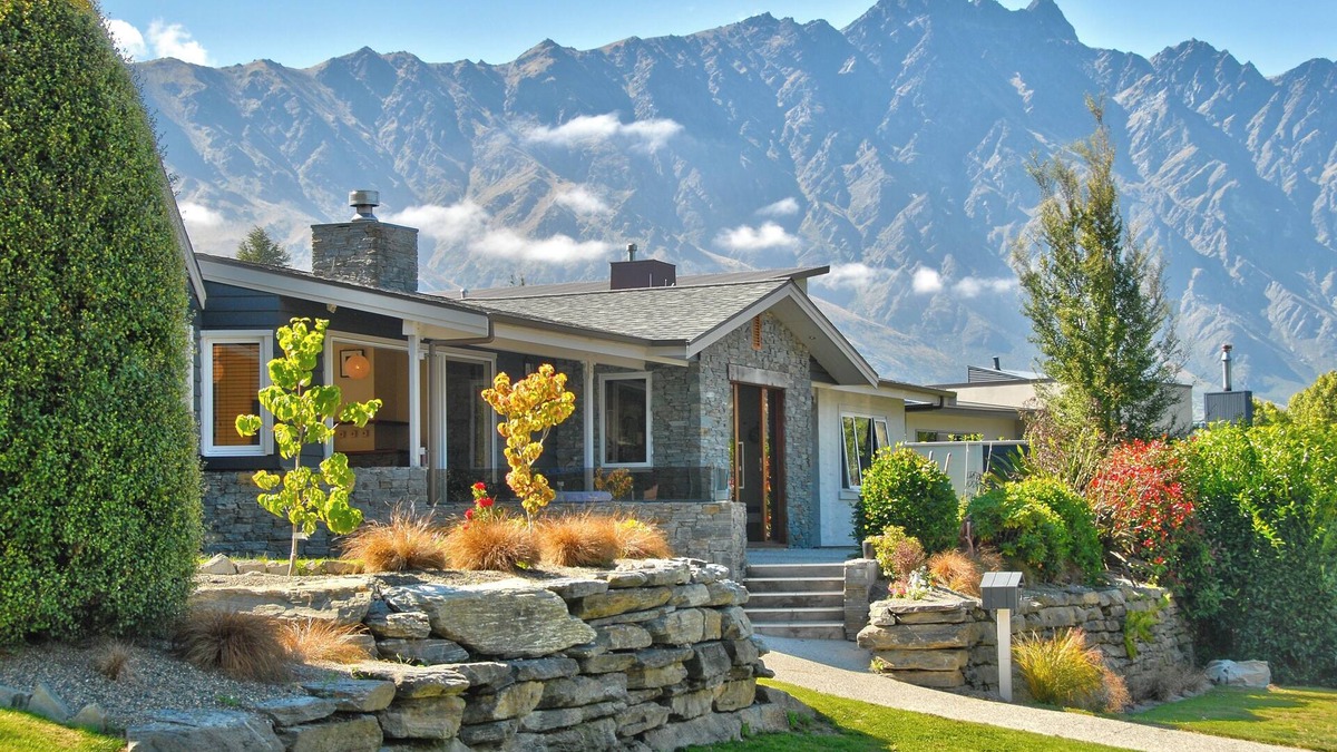 Frankton House | Cute As, holiday home in the heart of old Frankton,