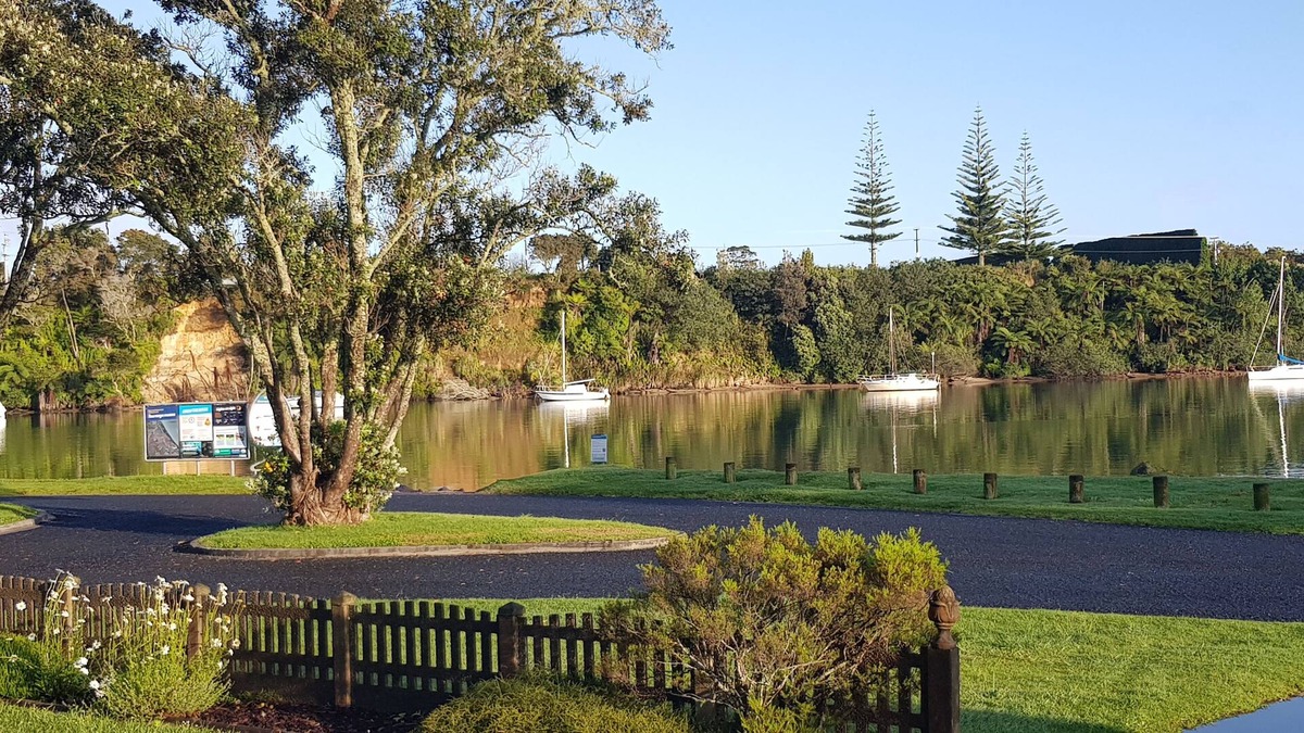 Whakamarama Cottage | Cute bach by the water in Te Puna