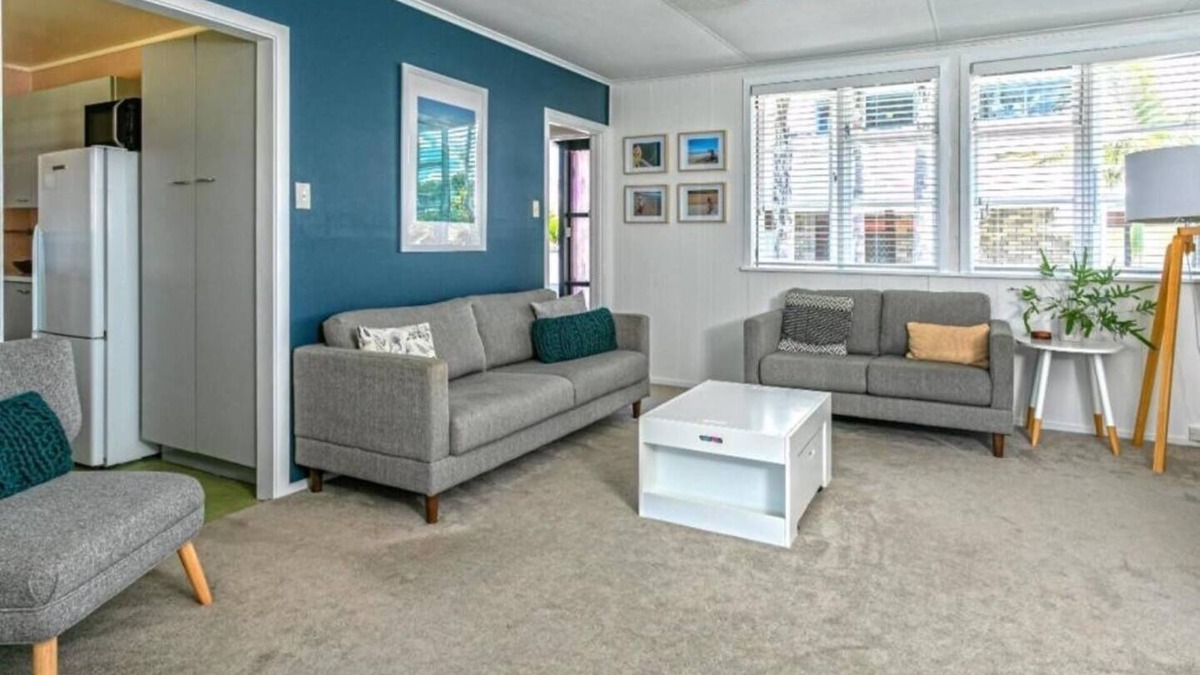 Whangamata Cottage | Cute Bach one block back from beach