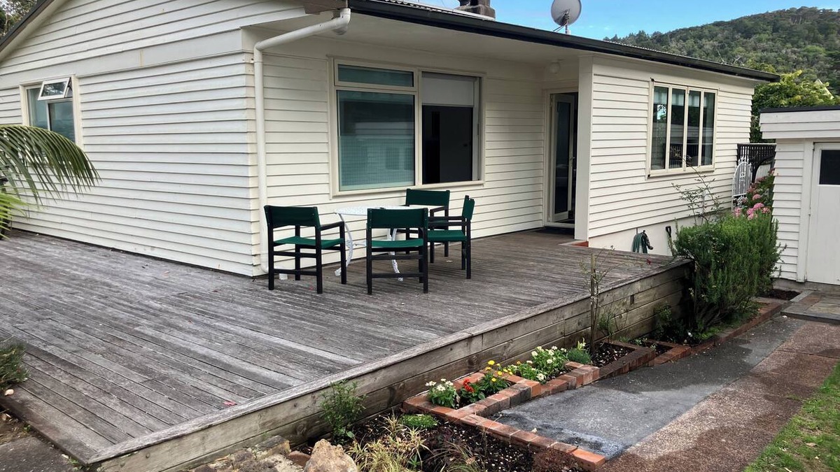 Waiwera Cottage | Cute two bedroom cottage very close to beach and beach bar and grill