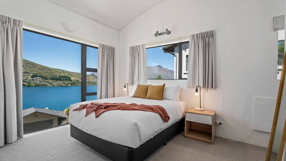 Frankton House | De La Mare Beautiful Views