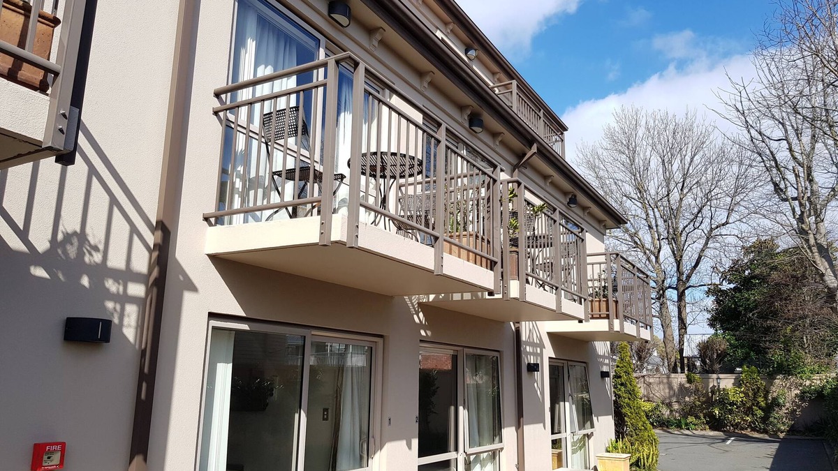 Merivale Hotel | De Lago Motel Apartments