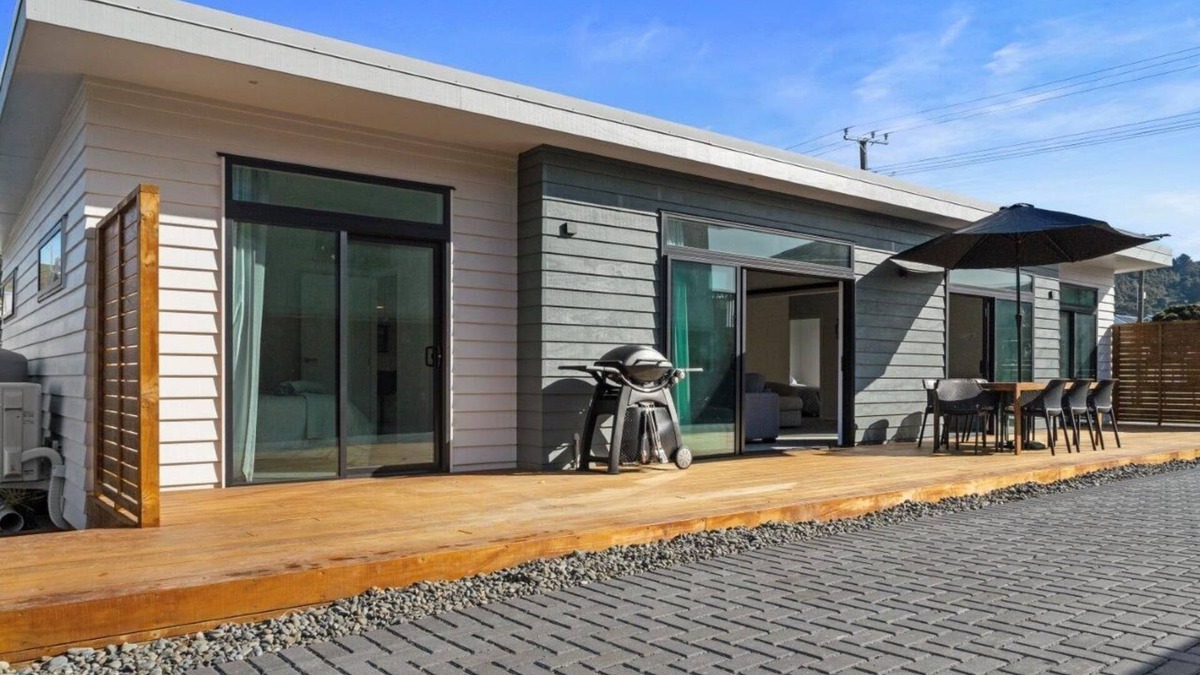 Waihi Beach House | Decked out on Leo Sum