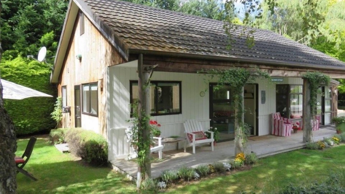 Lake Hayes Cottage | Delightful rural cottage with amazing mountain and rural views