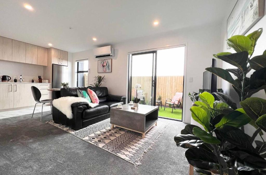 Christchurch City Centre House | Deluxe Entire Townhouse on Hereford with King bed