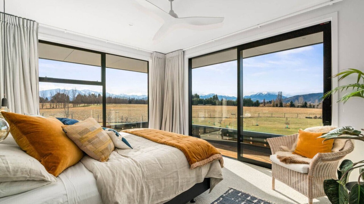 Wanaka Villa | Deluxe Villa - Mountain views - Sleeps 6