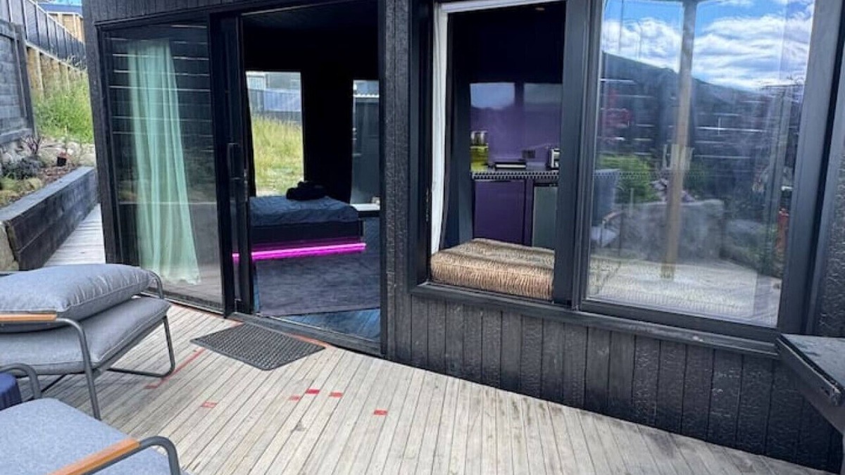Wanaka Apartment | Designer Studio with Mountain Views.