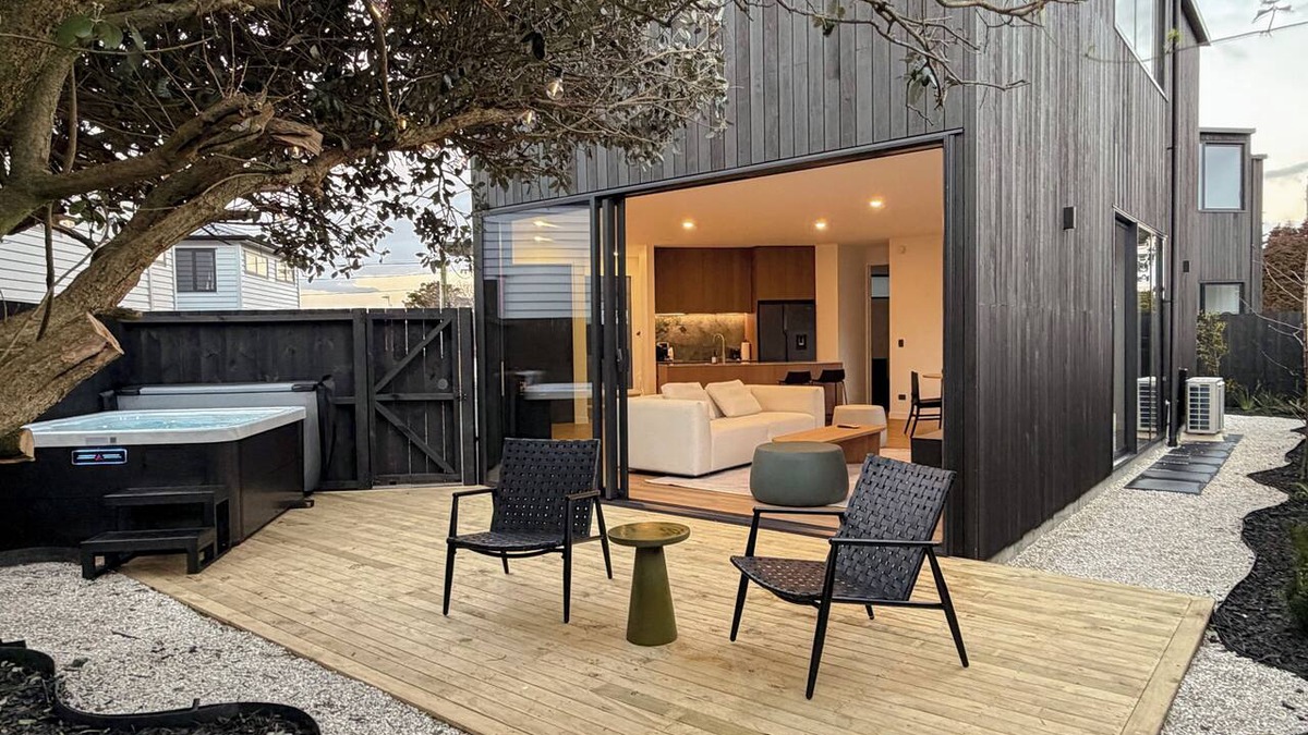 Otahuhu House | Designer Villa | Panoramic Views & Private Spa
