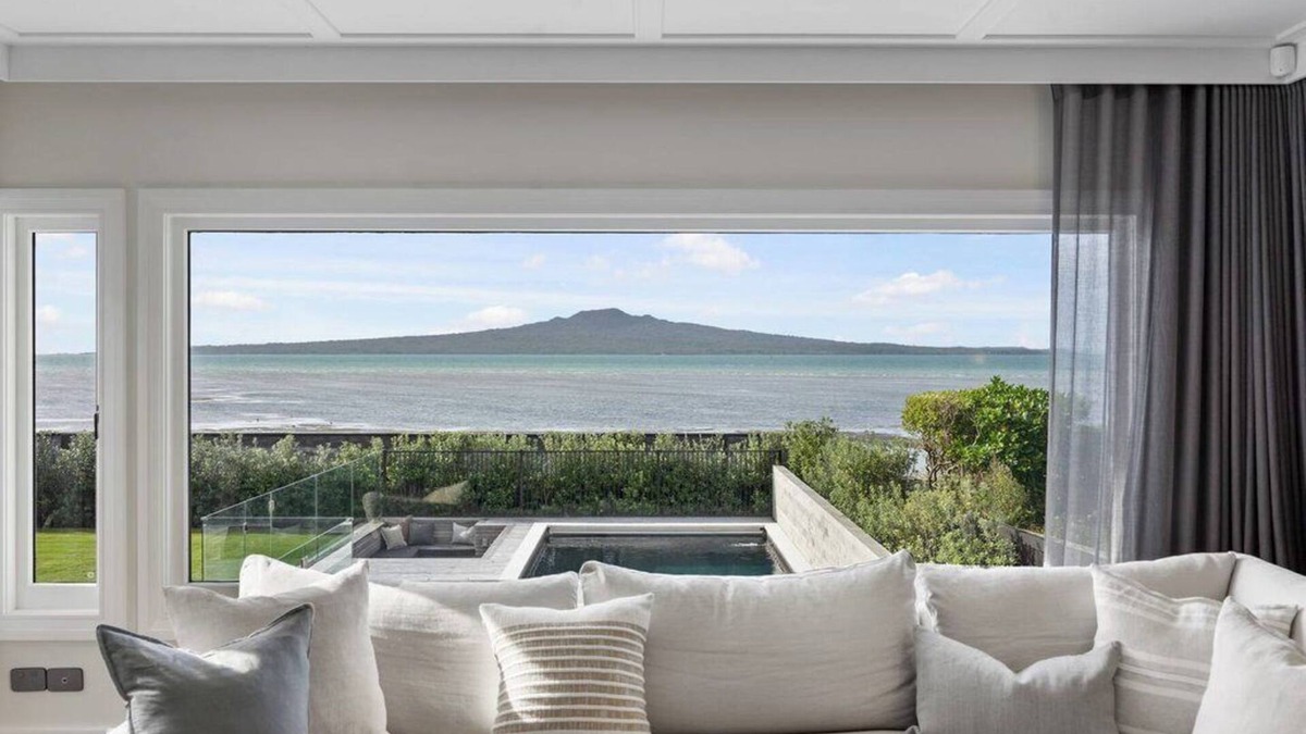Devonport House | Devonport - Oxford Terrace Beachfront (5BR/3.5BA, Sleeps 6)