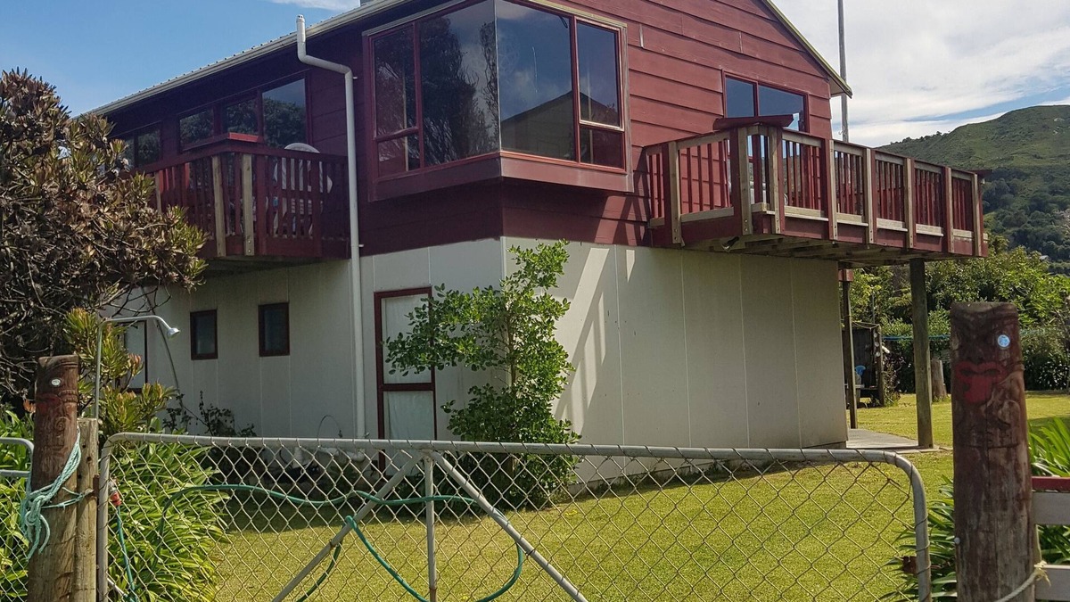 Mahia House | East Coast Escape - Bach with seaviews