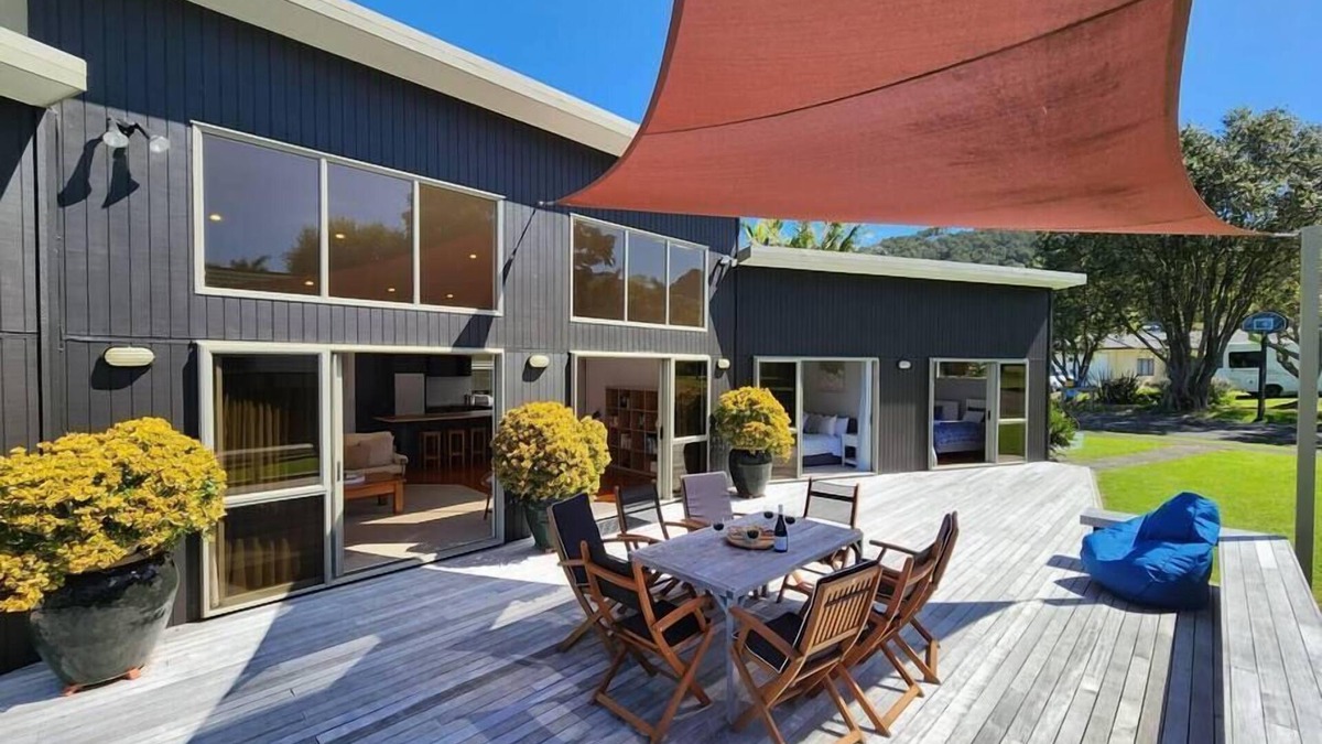 Hahei House | Easy Days - Ideal 2 wing set up, quiet street, central, 5min walk to the beach