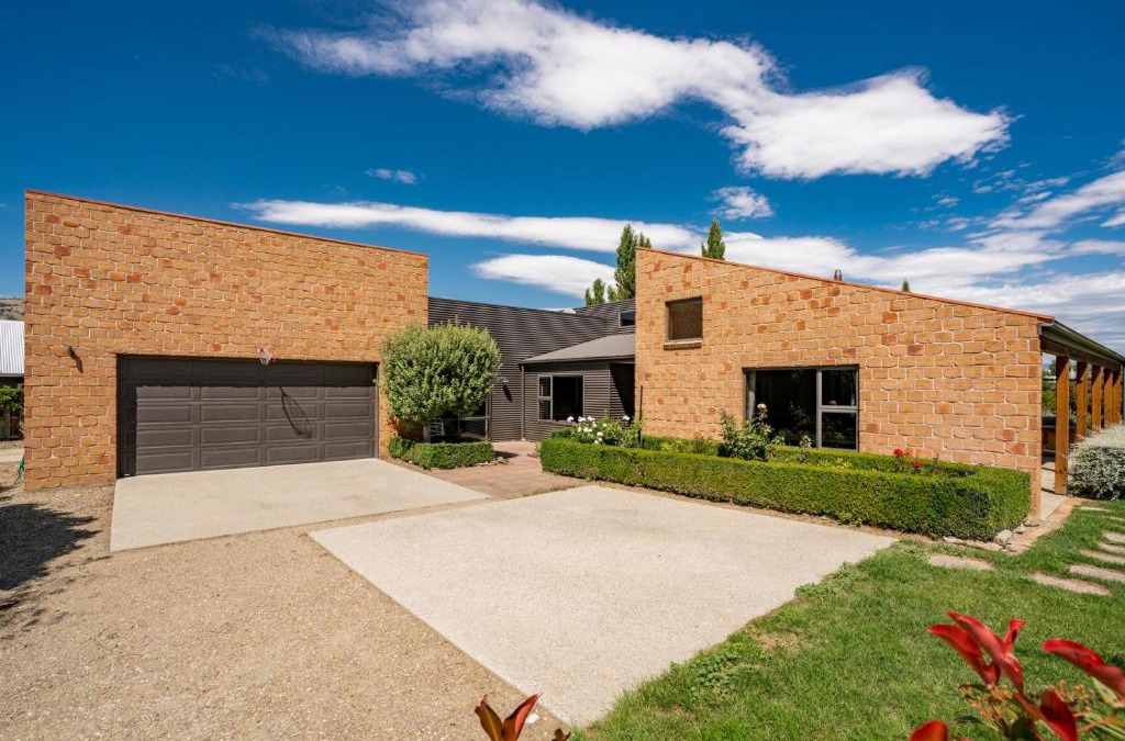 Lowburn House | Edgewater Escape - Cromwell Holiday Home