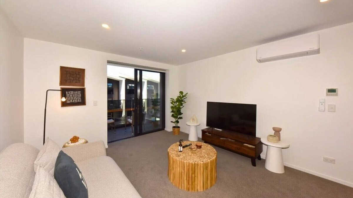 Christchurch City Centre Apartment | Elegant City Retreat with Balcony