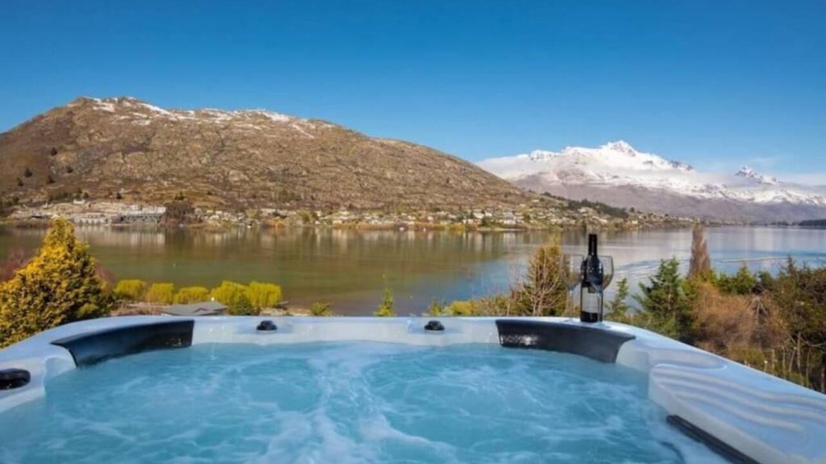 Queenstown Resort | Elevated Frankton Chalet with Lake Views