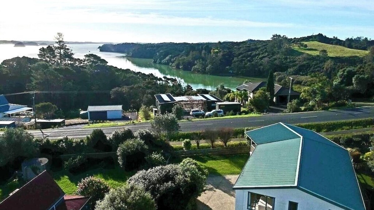 Okiato Apartment | Elevated views - Fully equipped and comfortable top floor near Russell and Opua