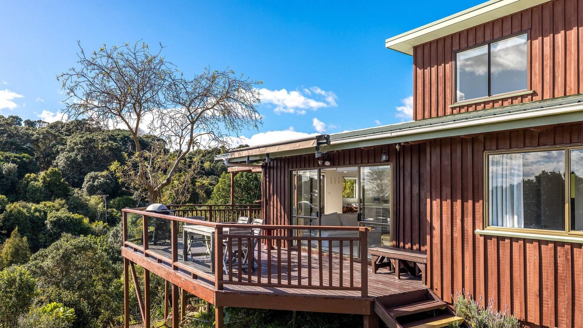 Waiheke Island House | Enclosure Bay Views - Enclosure Bay Views is a modern 2 bedroom family home with 2 bathrooms located just a stones throw from the stunning swimming beach of Enclosure Bay. Enclosure Bay Views is a comfortable, family friendly and affordable holiday h