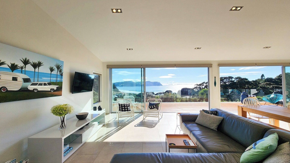 Hot Water Beach Villa | Enjoy surf views of Hot Water Beach from your bed, modern and comfortable home